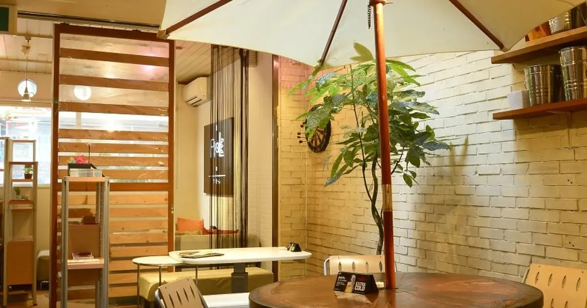 Cafe Bar Fiole カフェ バル フィオーレへ行くなら おすすめの過ごし方や周辺情報をチェック Holiday ホリデー