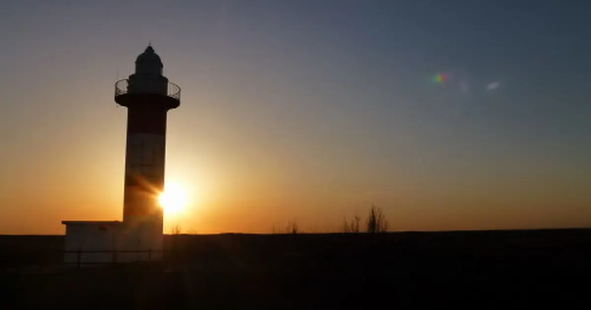 北海道最古の灯台と夕日に感動 石狩川河口散歩 Holiday ホリデー