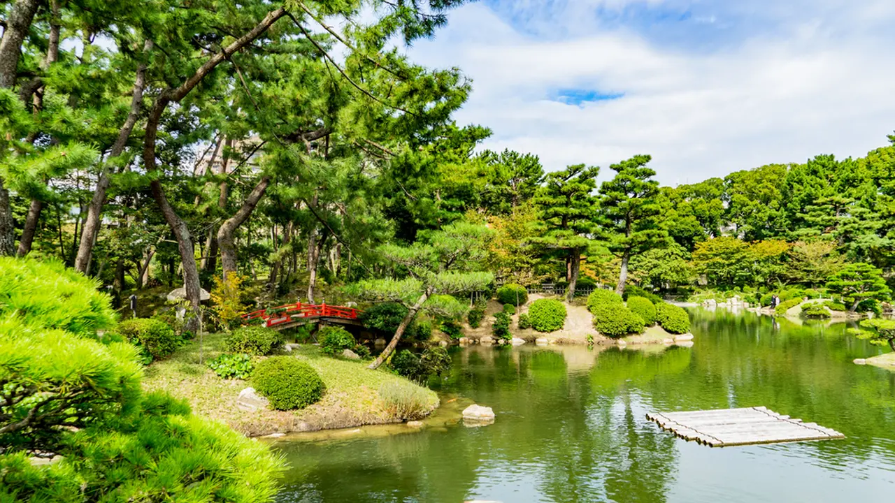 広島 縮景園の楽しみ方ガイド 四季を彩る花々と美しい庭園を味わう散歩に出かけよう Holiday ホリデー