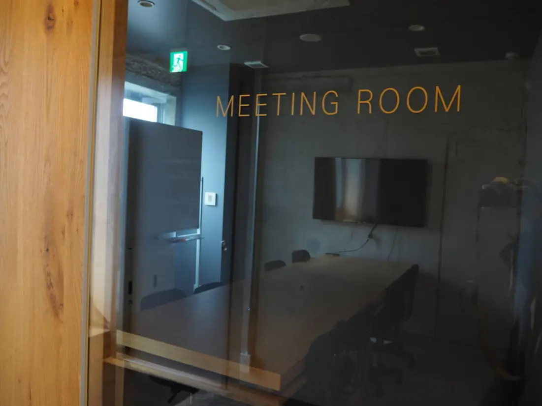 MEETING ROOM