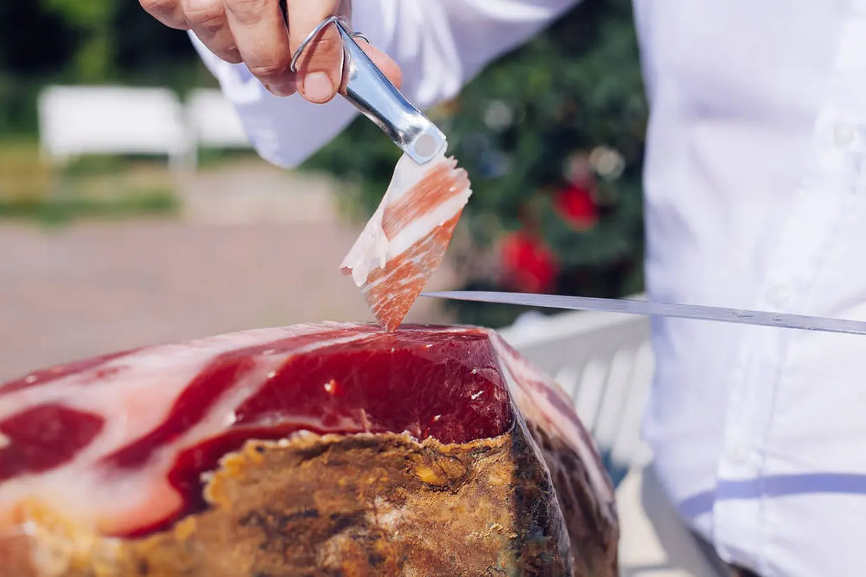 スペインの生ハムは硬めの赤肉が秀逸