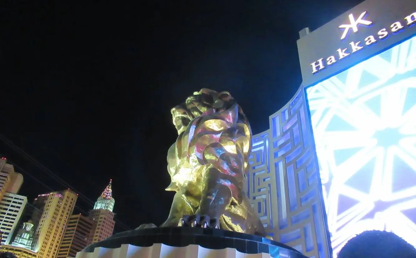金色のライオン像
