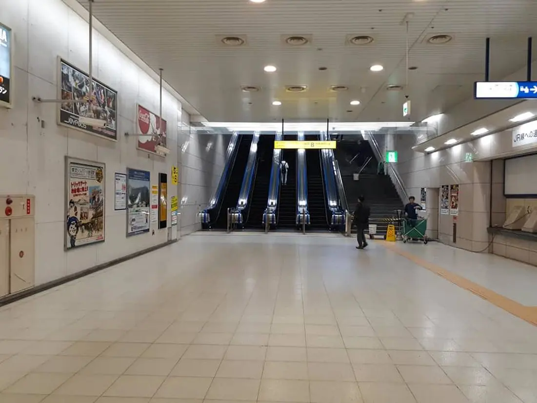 東京テレポート駅・右側エスカレータ