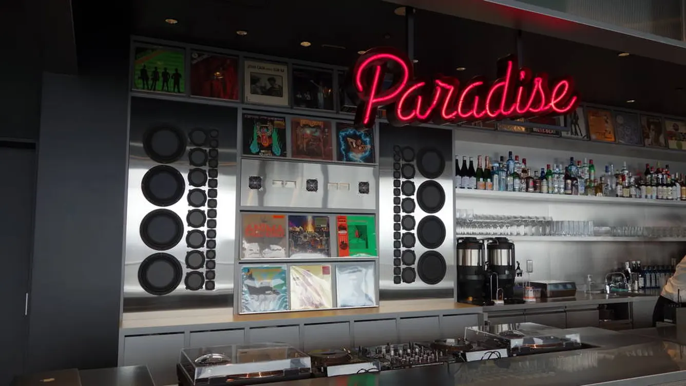Cafe &amp; Bar "Paradise Lounge"