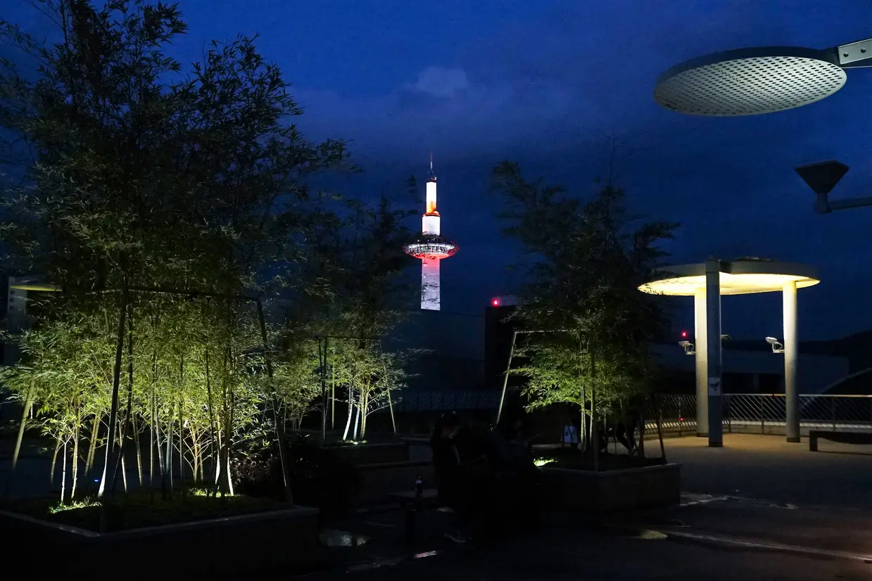 大空広場から京都タワーを臨む夜景