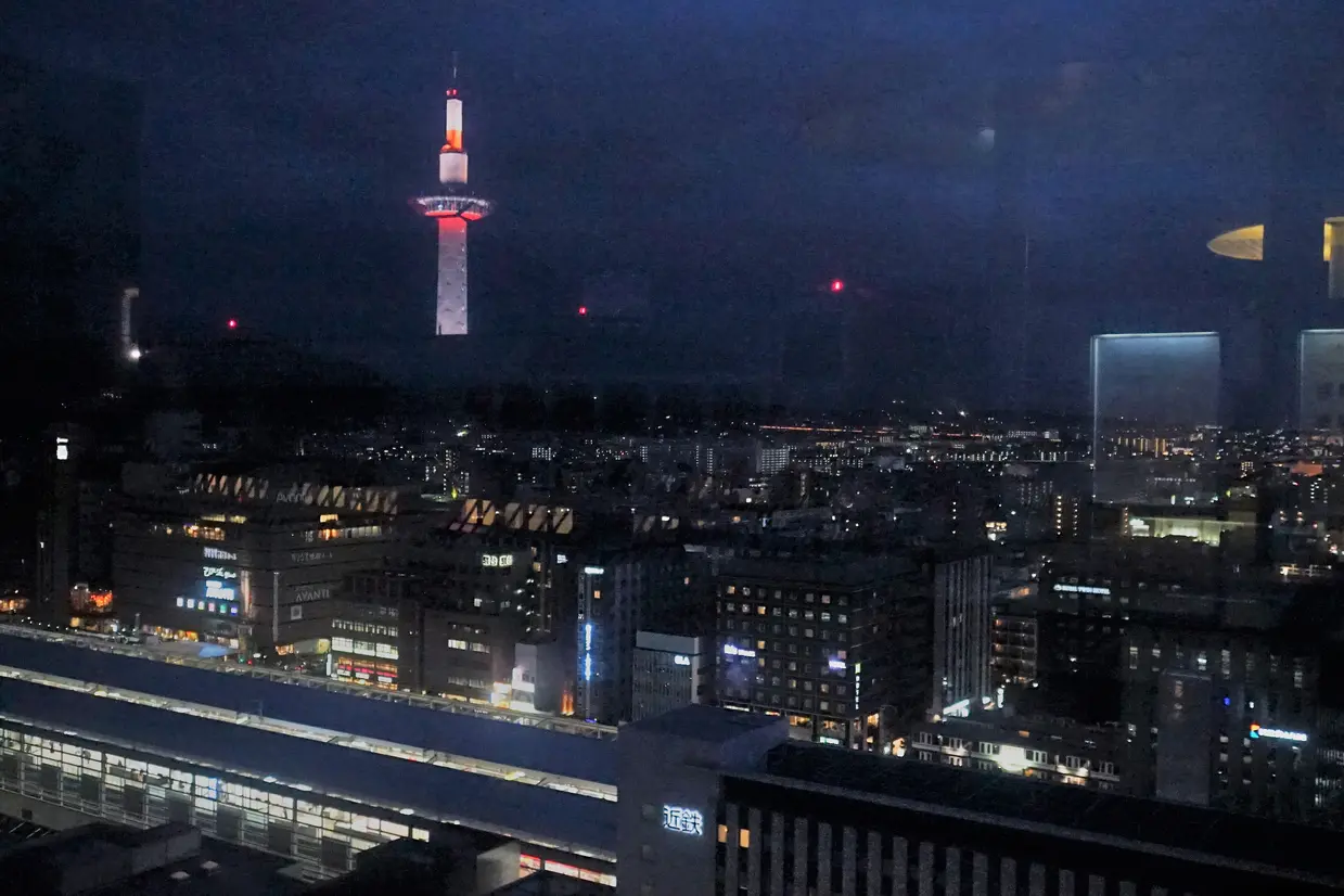 大空広場から八条口側にも京都タワーが見える夜景