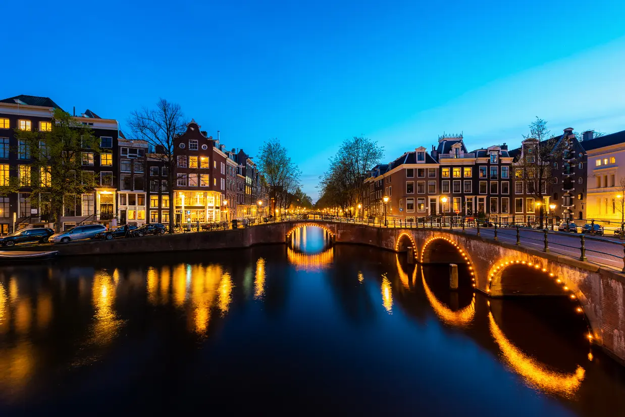 夜のアムステルダム