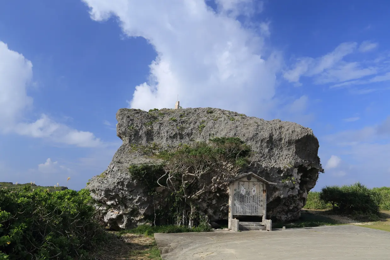 下地島巨岩（帯岩）