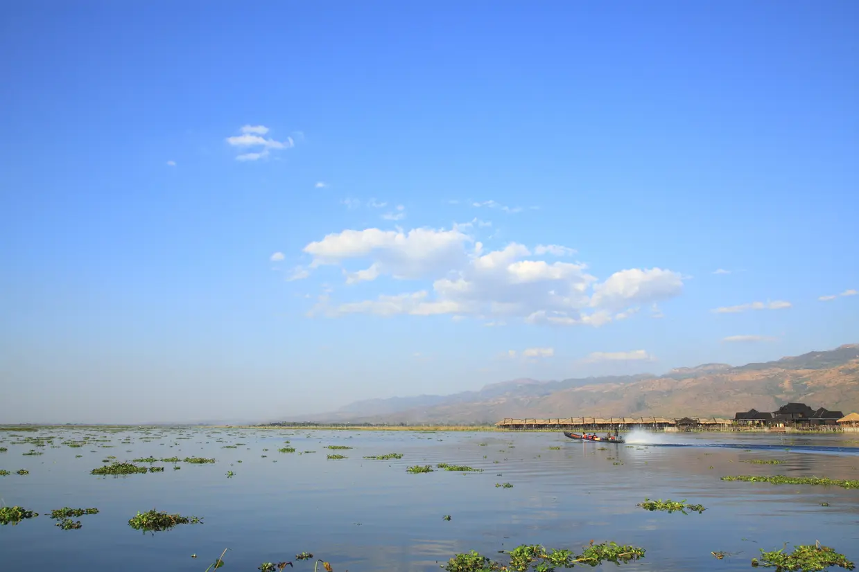 インレー湖
