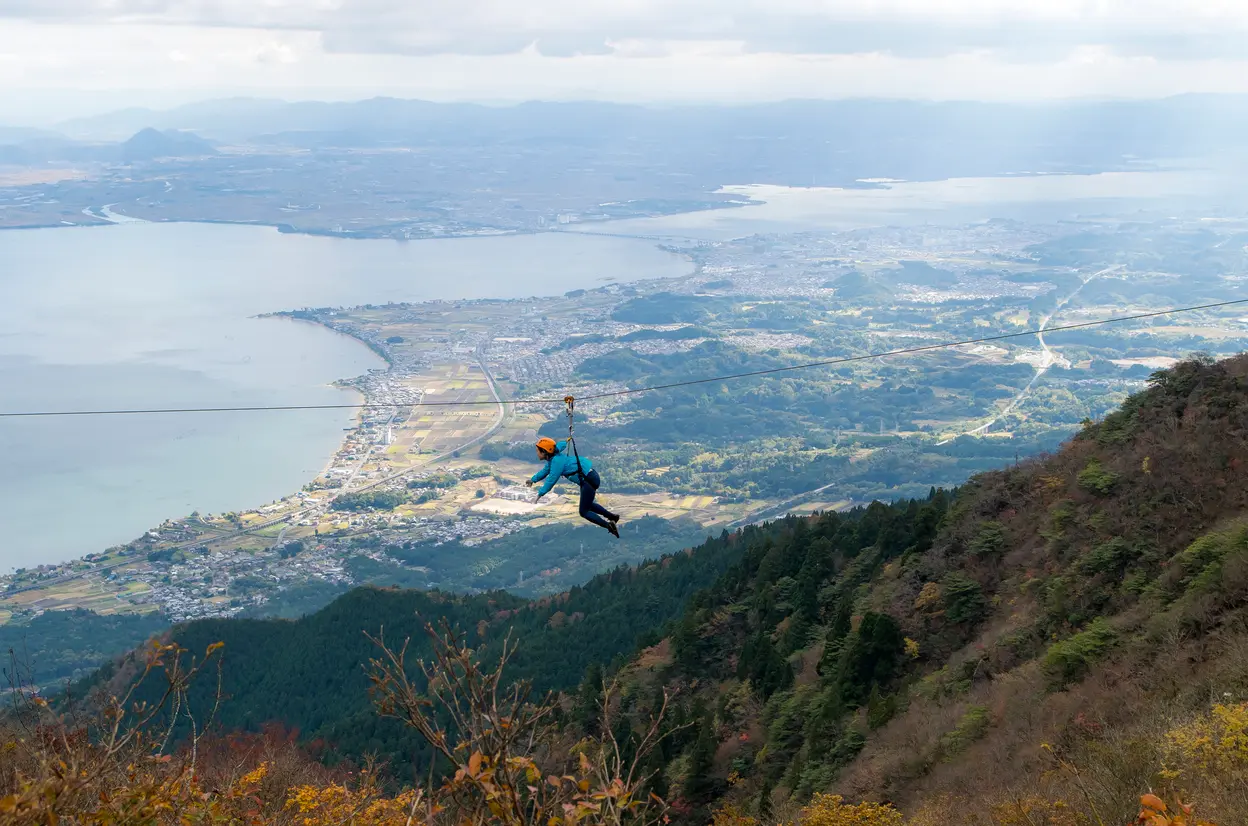 琵琶湖とジップライン