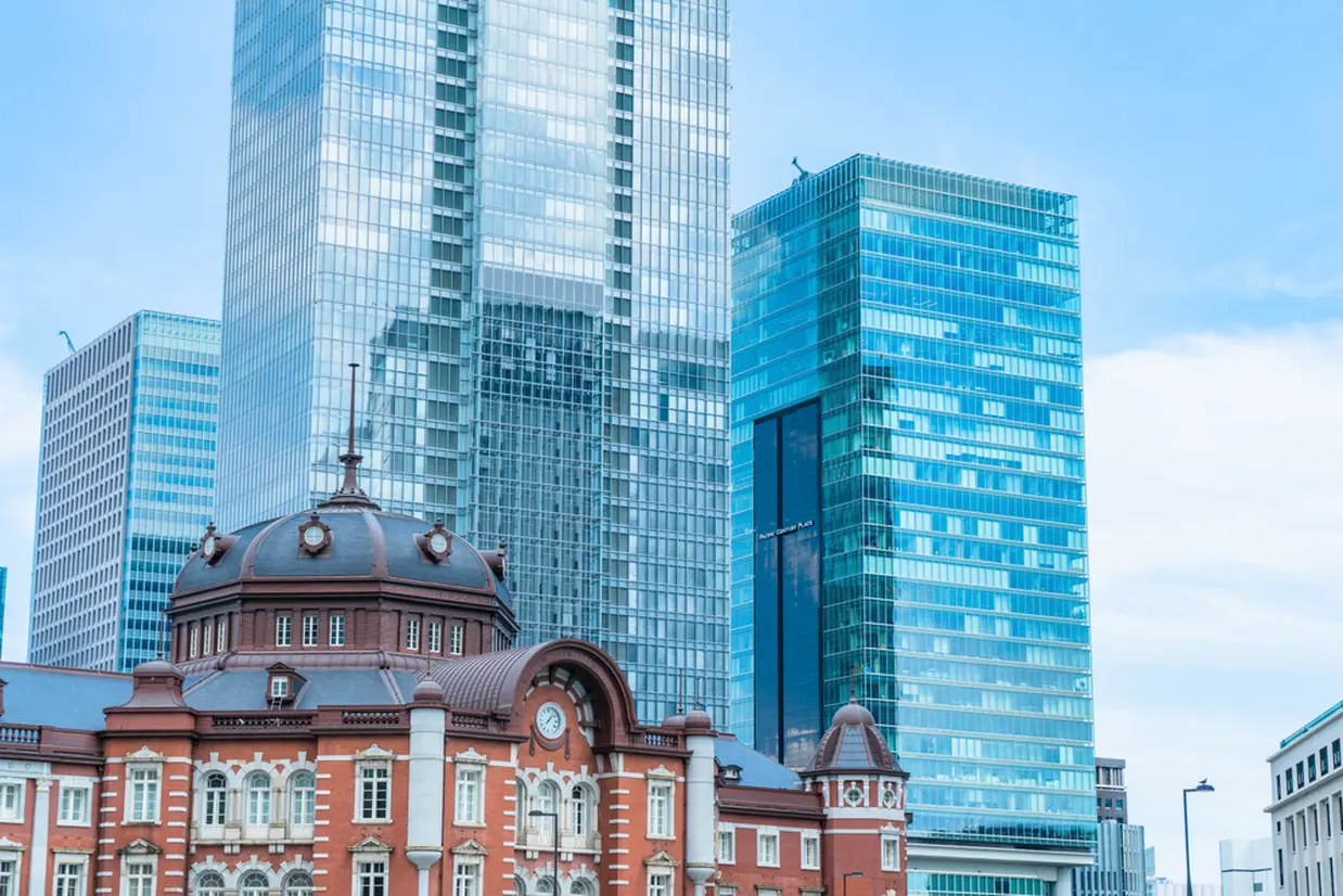 東京駅舎と丸の内ビル群