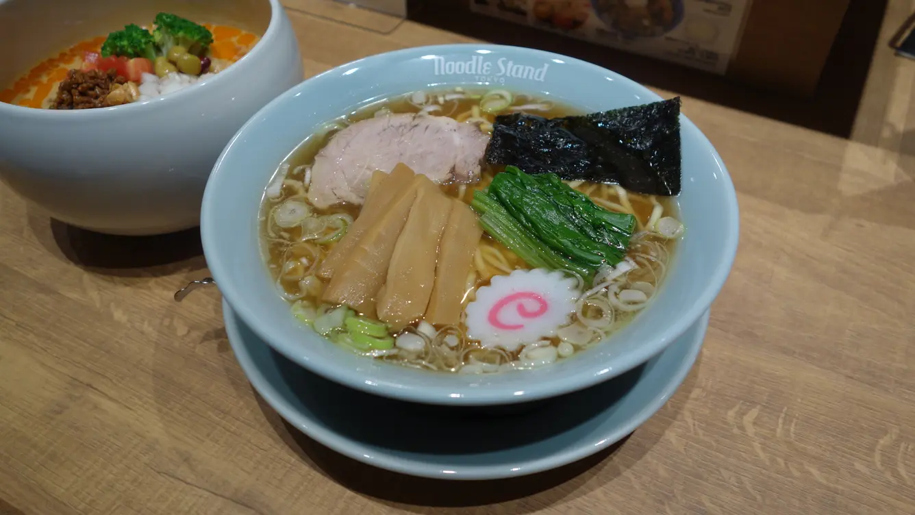 TOKYO 中華そば（奥は世界一おいしいヴィーガンラーメン）