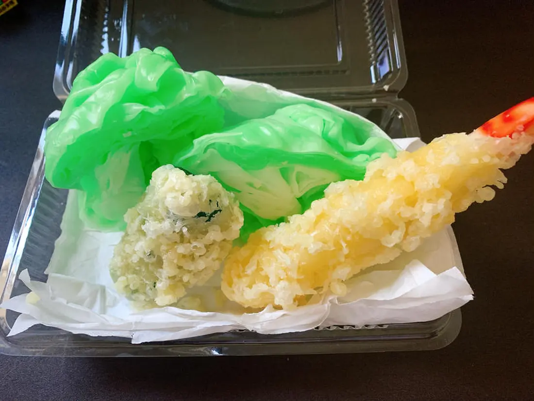 食品サンプル体験で作成した天ぷらとレタス