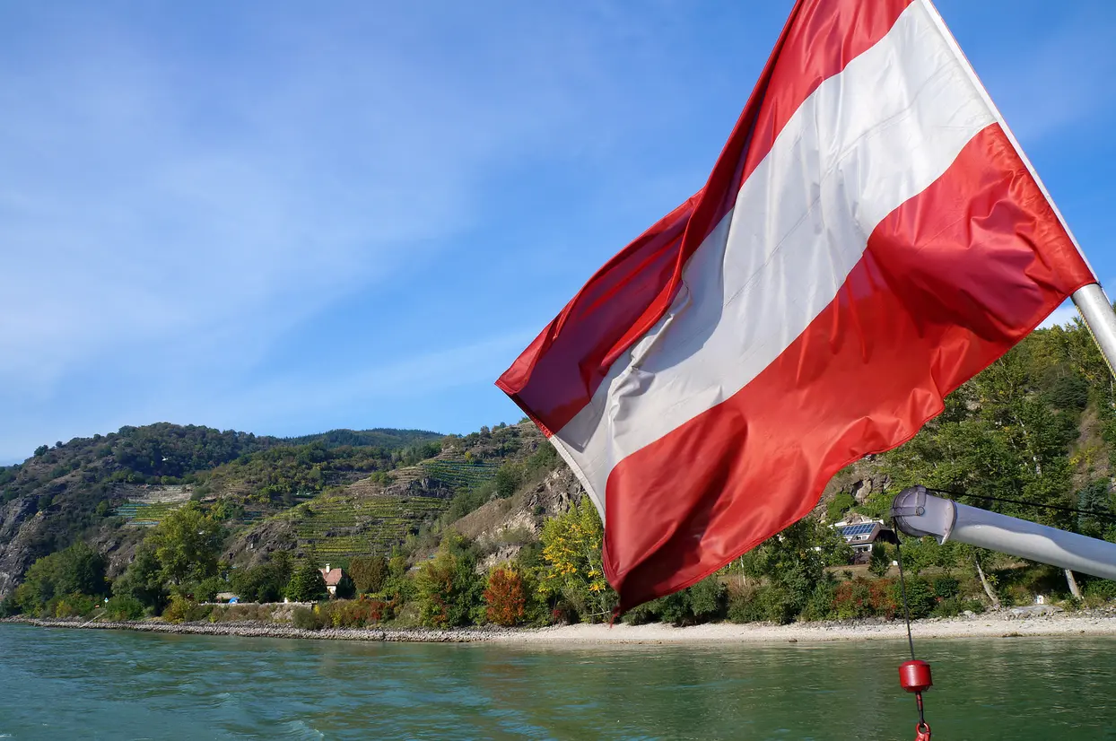 ヴァッハウ渓谷とオーストリア国旗