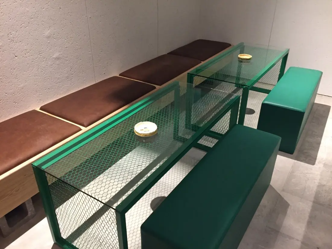 野球をモチーフして作られた椅子とテーブル