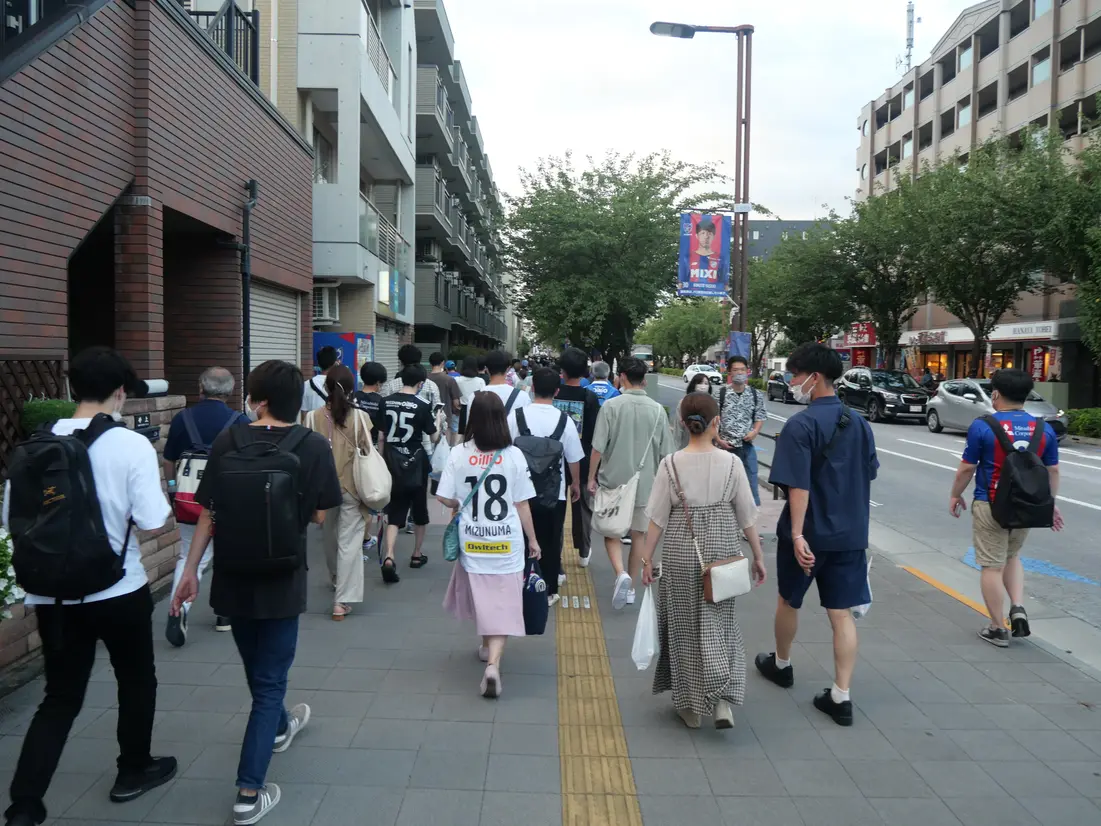 楽しそうにスタジアムに向かう人々