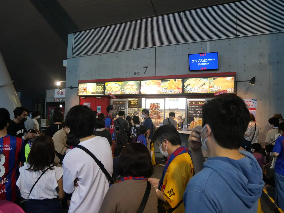 多くの人が並ぶスタジアム内