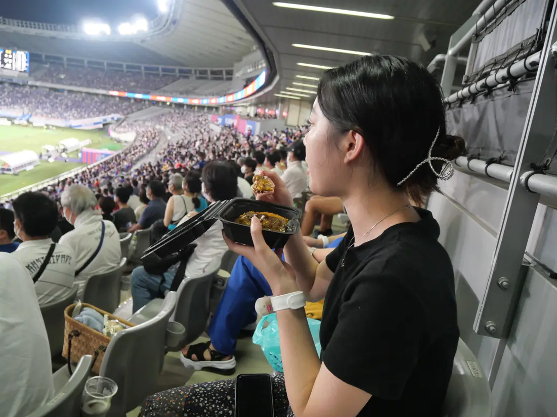美味しいし試合も気になる