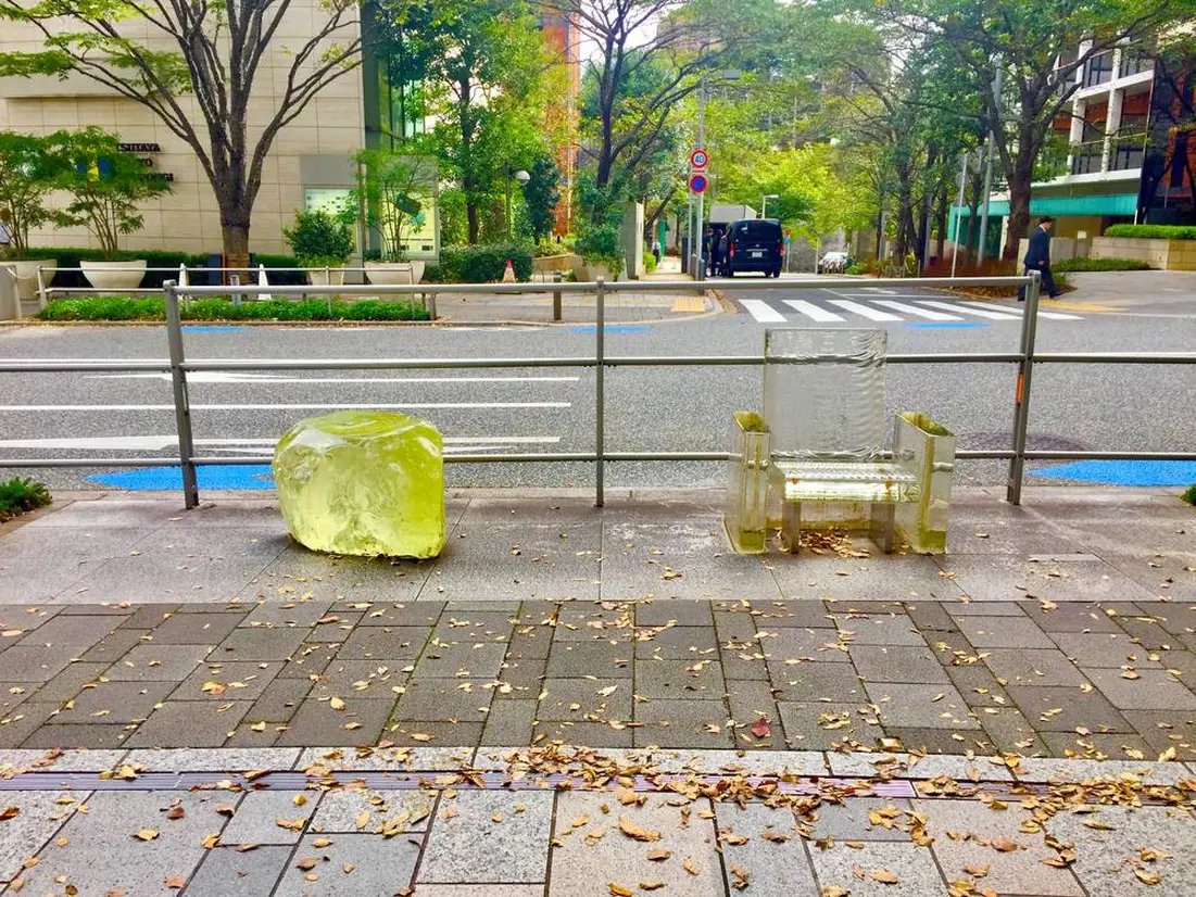 ストリートファニチャー「雨に消える椅子」
