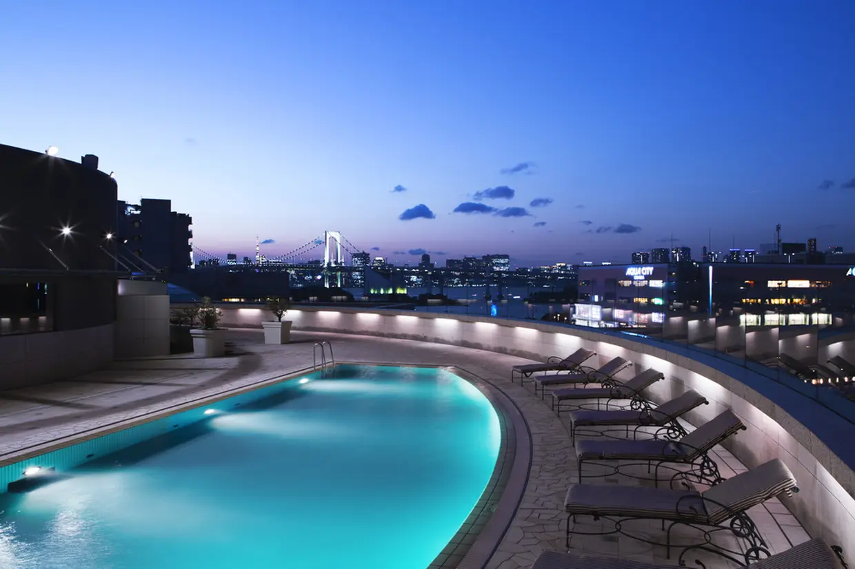 夏の夜遊びはナイトプールで東京の夜景を独り占め！「東京トワイライトプールプラン2018」