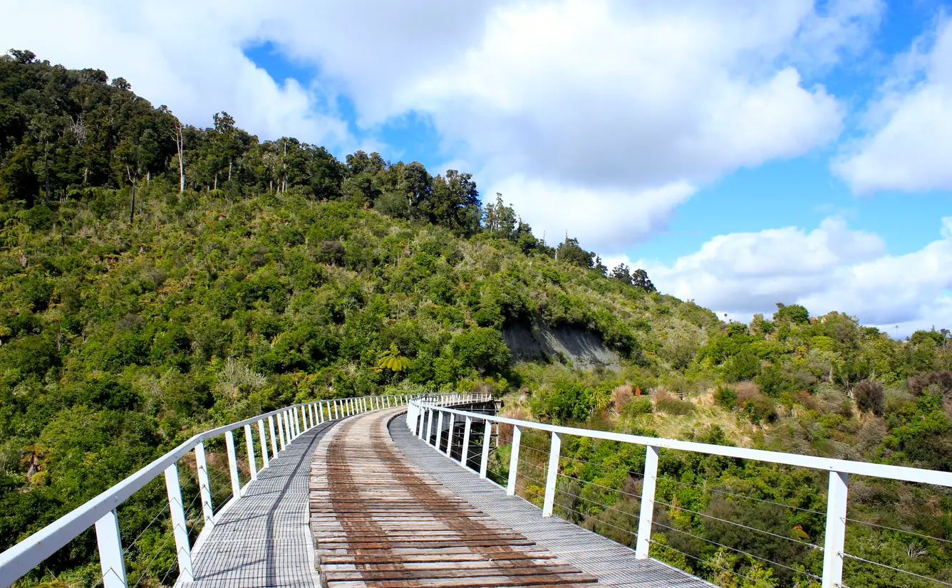 【ニュージーランド観光スポット紹介】定番観光スポットから大自然の絶景までご紹介！おすすめスポット25選のカバー画像
