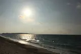 日本の渚100選のビーチから見る朝日で、時間が止まる朝