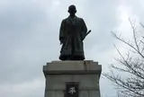 平野 二郎國臣の銅像