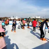 「氷じゃないスケートリンク」が中京競馬場に登場！転んでも濡れない冷たくない