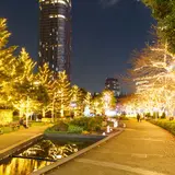 きらきら輝くゴールドのイルミネーション！「東京ミッドタウン」で幻想的な別世界を散策
