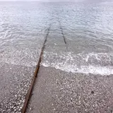 海に続く線路