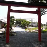 境内を鉄道が横切る神社