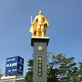 岐阜駅前の新名所 金ピカの信長像