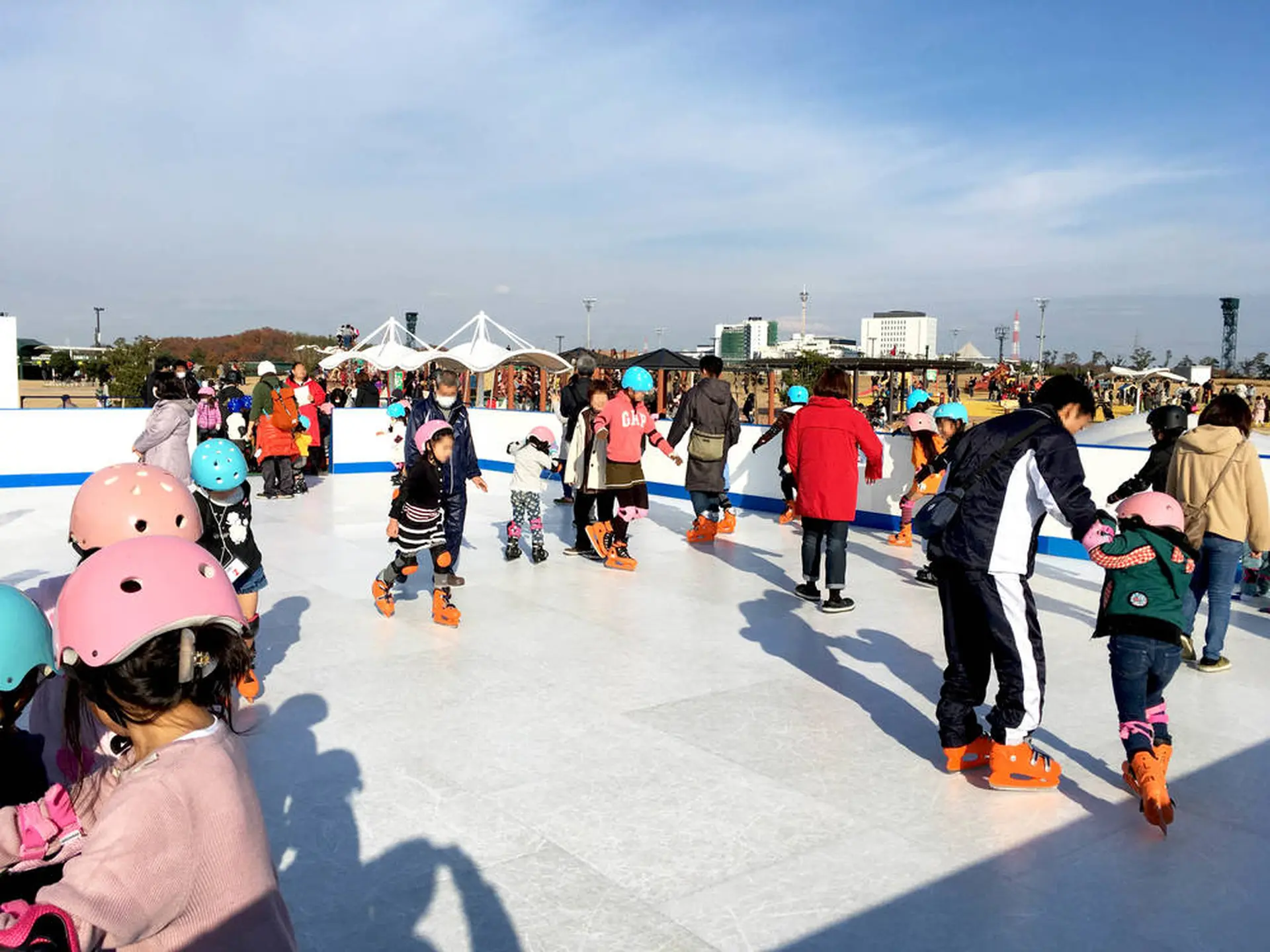 氷じゃないスケートリンク が中京競馬場に登場 転んでも濡れない冷たくない Holiday ホリデー