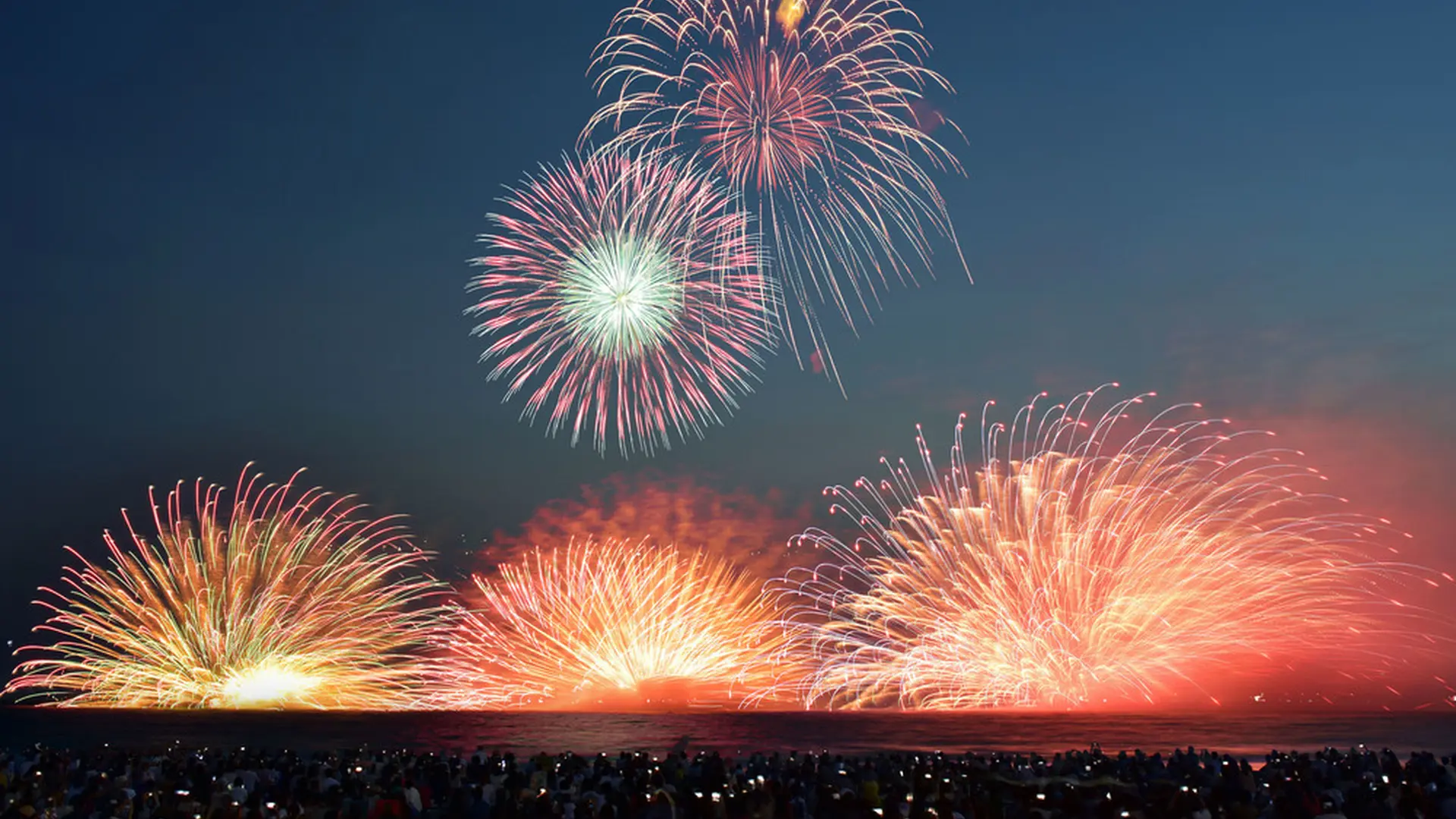 海で開催する花火大会は水中花火がみどころ 第70回鎌倉花火大会 Holiday ホリデー