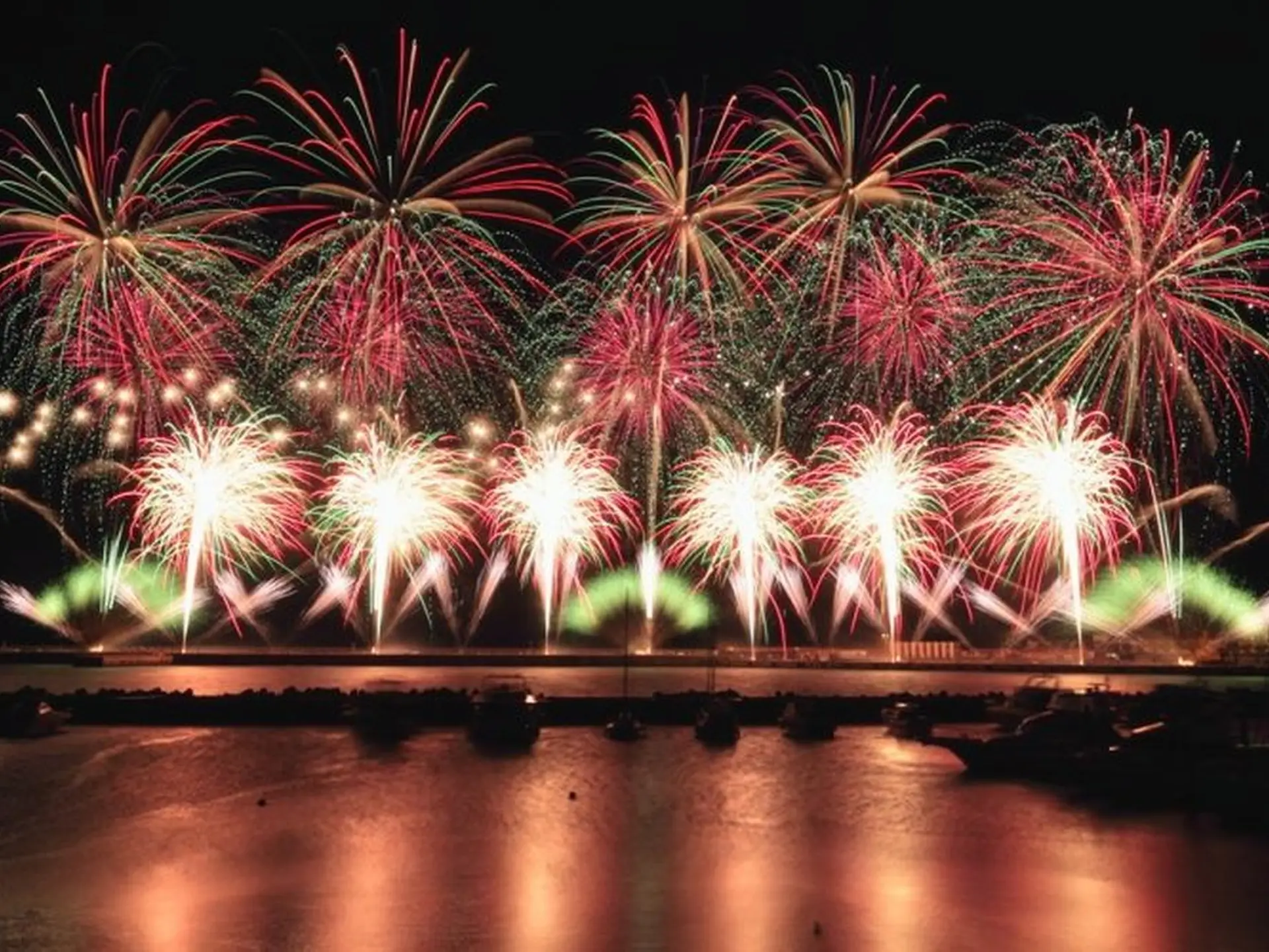 夏だけではなく年間を通して10回以上も開催する 熱海海上花火大会 Holiday ホリデー