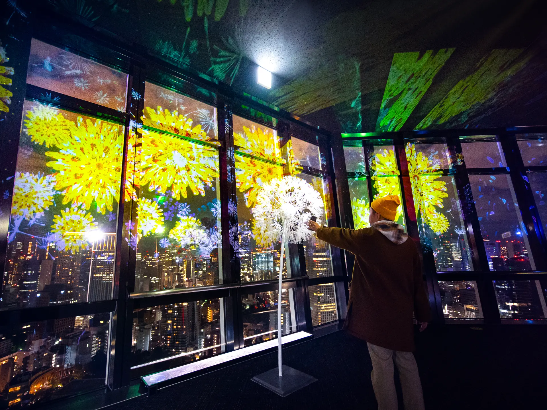 テーマはタンポポ 夜景に溶け込むプロジェクションマッピング 東京タワー にて展示 Holiday ホリデー