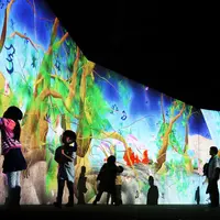 まだ かみさまが いたるところにいたころの ものがたり / Story of the Time when Gods were Everywhere Sisyu + teamLab, 2013-, Interactive Digital Installation, Calligraphy: Sisyu, Sound: Hideaki Takahashi