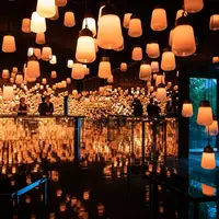 作品: https://www.teamlab.art/jp/w/spiral/呼応するランプの森とスパイラル / Forest and Spiral of Resonating Lamps - one stroke teamLab, 2018, Interactive Installation, Murano Glass, LED, Endless, Sound: Hideaki Takahashi 展示場所: 御船山楽園ホテル