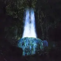 かみさまの御前なる岩に憑依する滝: https://www.teamlab.art/jp/w/sacred-rock 