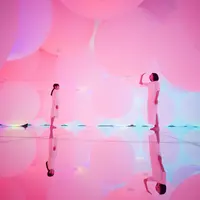 変容する空間、広がる立体的存在 - 自由浮遊、3色と新しい9色 Expanding Three-dimensional Existence in Transforming Space - Free Floating, 12 Colors teamLab, 2018, Interactive Installation, Endless, Sound: Hideaki Takahash