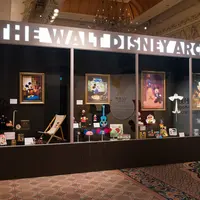 ウォルト・ディズニー・アーカイブスのロビーにある 巨大なショーケースを再現©Disney