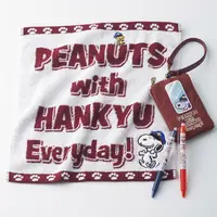 　©2018 Peanuts Worldwide LLC　　　『PEANUTS with HANKYU』ハンドタオル ６０１円、リール付きパスケース　１，５０１円、フリクションボール（0.5ｍｍ）各５０１円