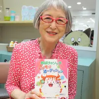 最新刊『おばけのソッチ ぞびぞびオーデション』を手にする角野栄子さん