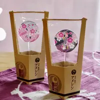 うちわ飴 桜吹雪（左） 夜桜（右） 各1本 630円（税込）