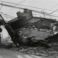 宮本隆司 《KOBE 1995 After the Earthquake―神戸市長田区》 1995年 ゼラチン・シルバー・プリント 51×61 cm 所蔵：森美術館、東京