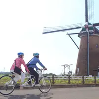 2人乗りのタンデム自転車でサイクリングロードを疾走
