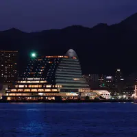 神戸港を照らす灯台の様子