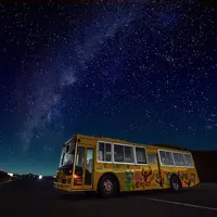 夜のサーキットを走行するバス