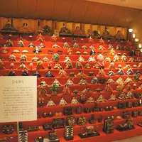 103体のひな人形が展示された十三段雛飾り