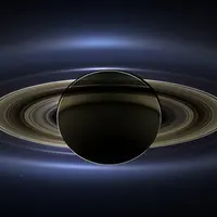 逆光に浮かぶ土星　NASA／JPL-Caltech／SSI